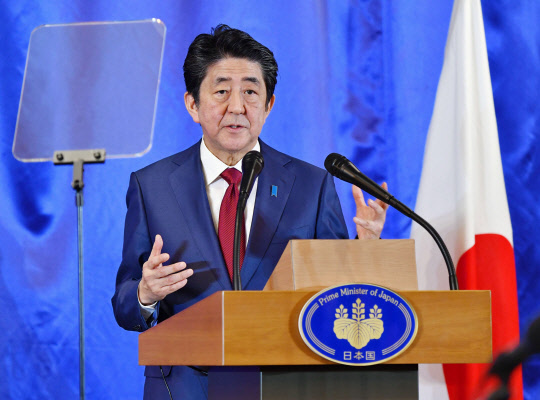 아베 신조(安倍晋三) 일본 총리가 24일 중국 청두(成都)에서 열린 한일정상회담 직후 현지 기자회견을 하고 있다.   청두=교도·연합뉴스